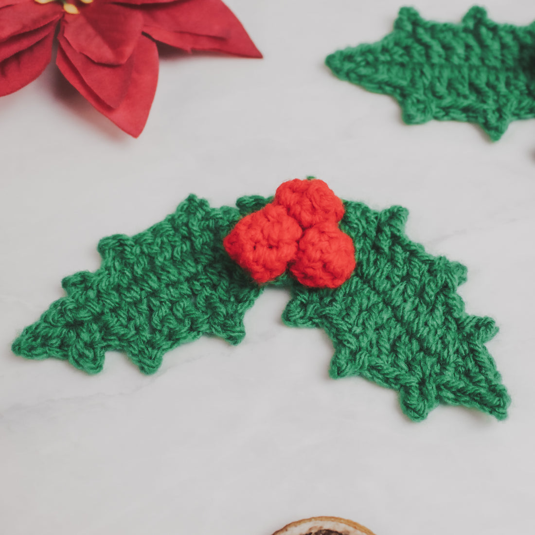 Holly plant crochet tutorial with pattern chart! Christmas Crochet With Me!
