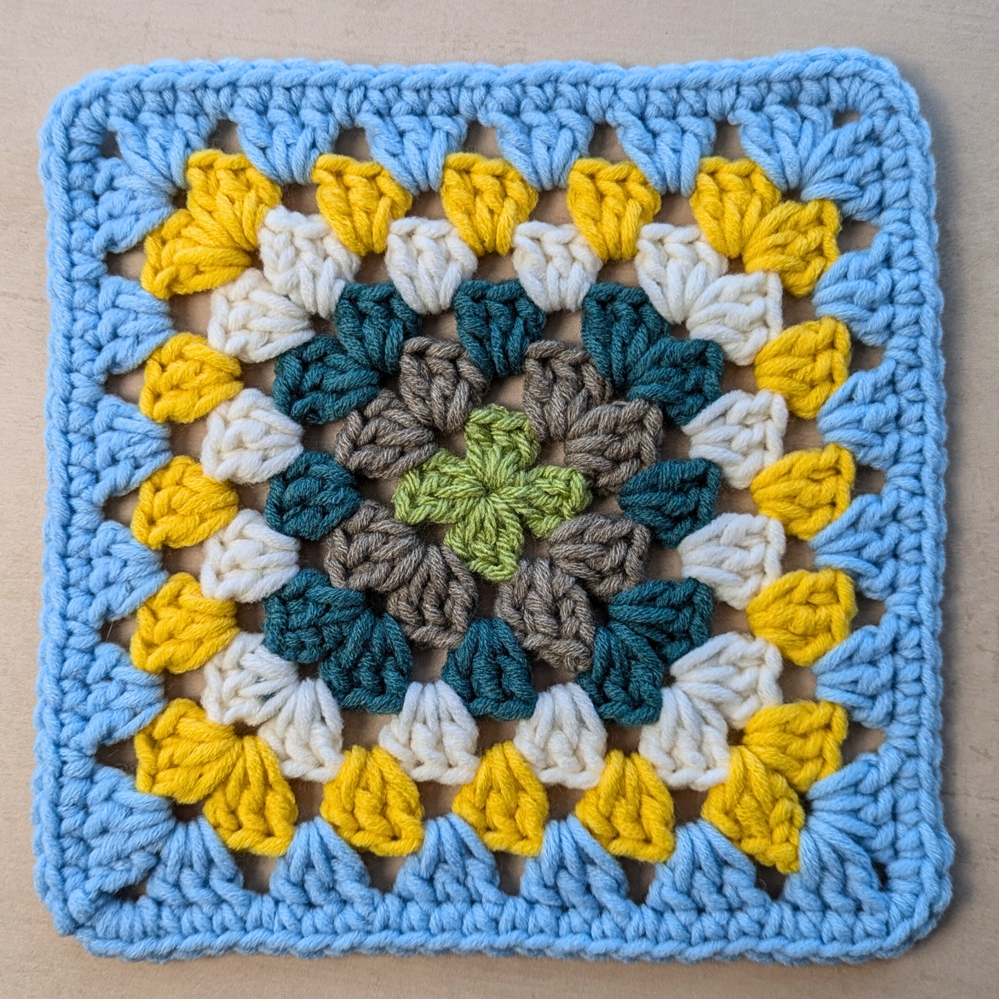 Easy granny square crochet patterns - 2 designs, classic square, crochet square, step-by-step photos, how to crochet, Brunaticality