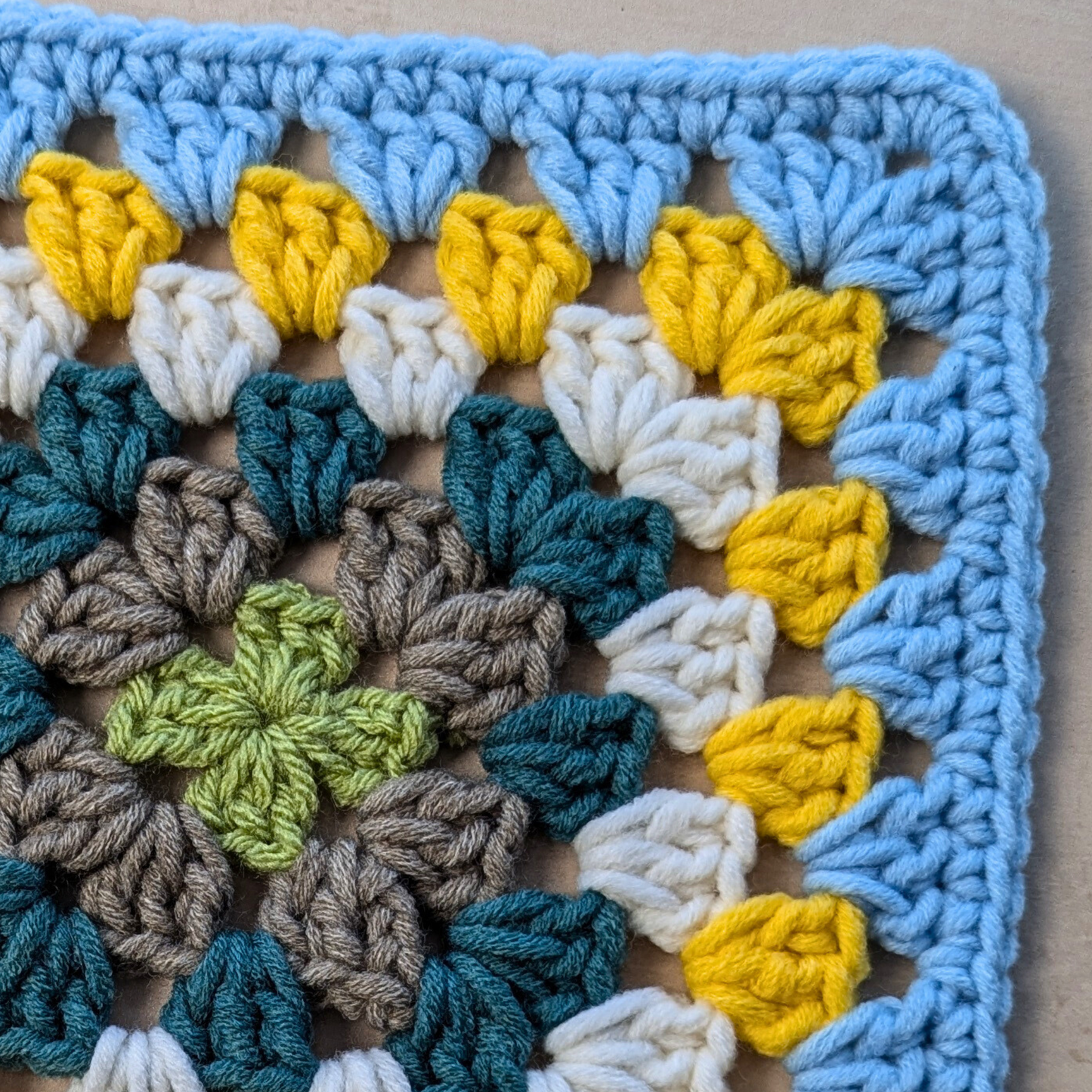 Easy granny square crochet patterns - 2 designs, classic square, crochet square, step-by-step photos, how to crochet, Brunaticality