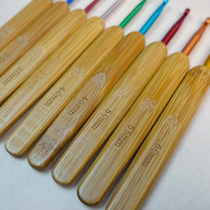 Rainbow Bamboo Crochet Hook Set - Ergonomic Colourful Hooks + 5 Bonus Patterns (PDF), Perfect Gift for Crocheters