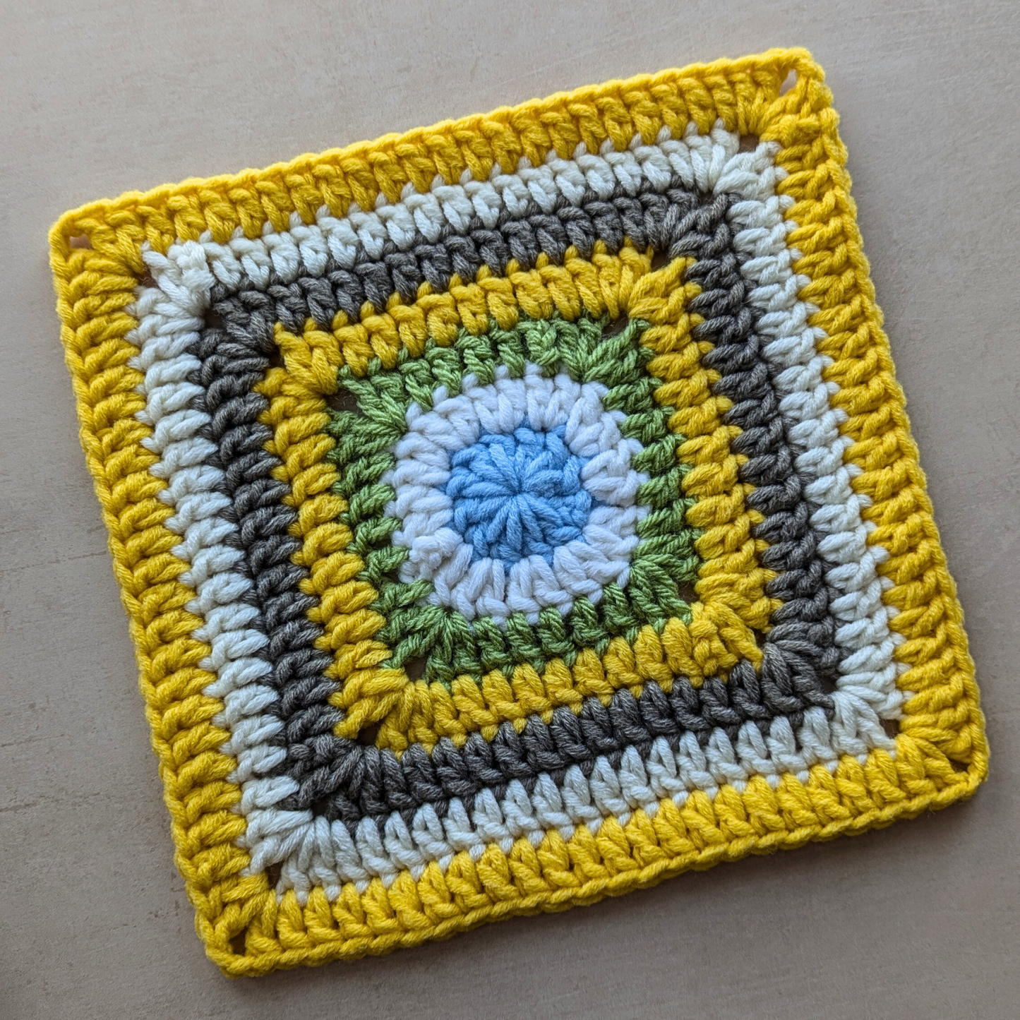 Easy granny square crochet patterns - 2 designs, classic square, crochet square, step-by-step photos, how to crochet, Brunaticality